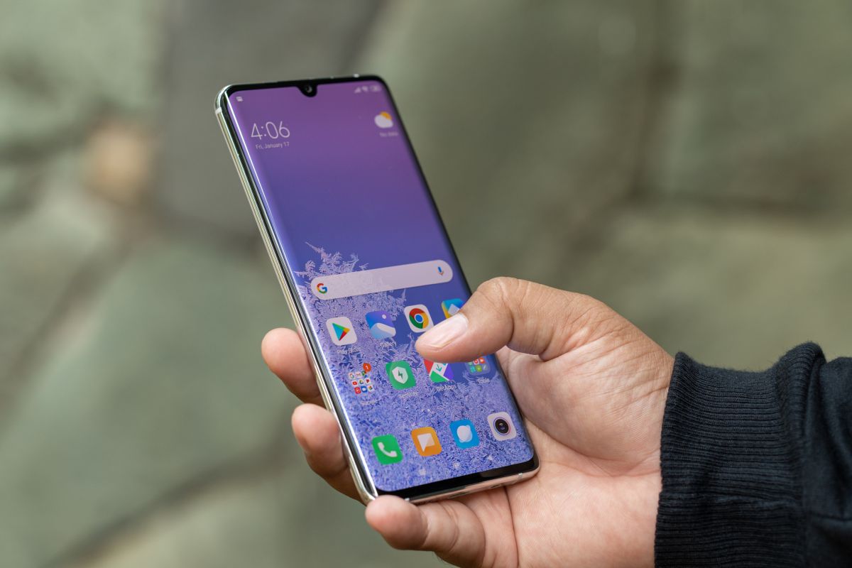 Ce se întâmplă când încarci telefonul până la 100%? GREȘEALA pe care o fac mulți români