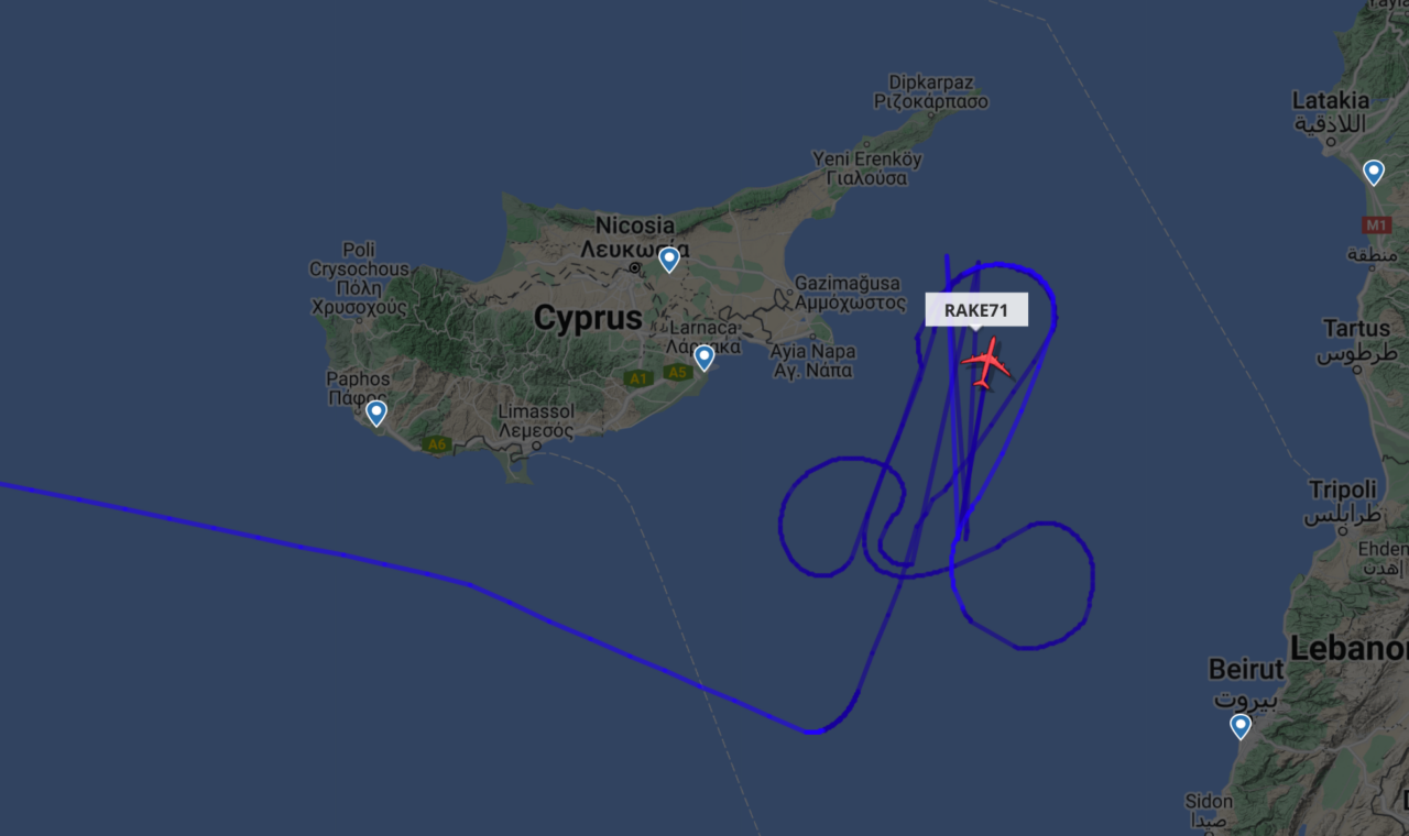 Un avion militar american a desenat un penis uriaș pe cerul din apropierea unei baze militare ruse