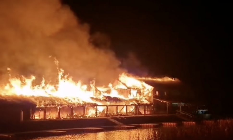 FOTO – Incendiu devastator la o pensiune din Delta Dunării / O persoană a avut nevoie de îngrijiri medicale / Şapte turişti s-au autoevacuat