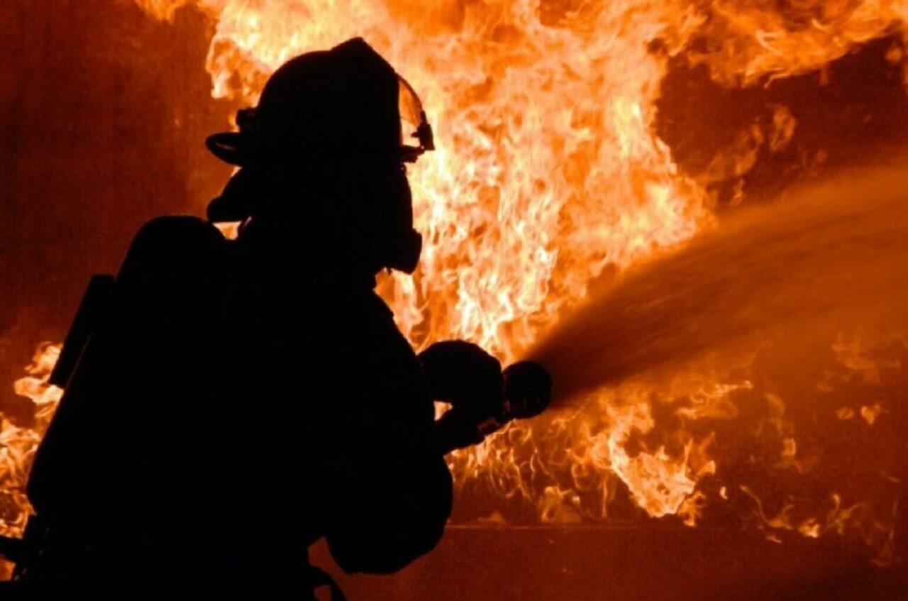 Un bătrân a murit carbonizat după ce a pus perdelele pe foc din cauza frigului. Penisonarul nu mai avea bani de lemne