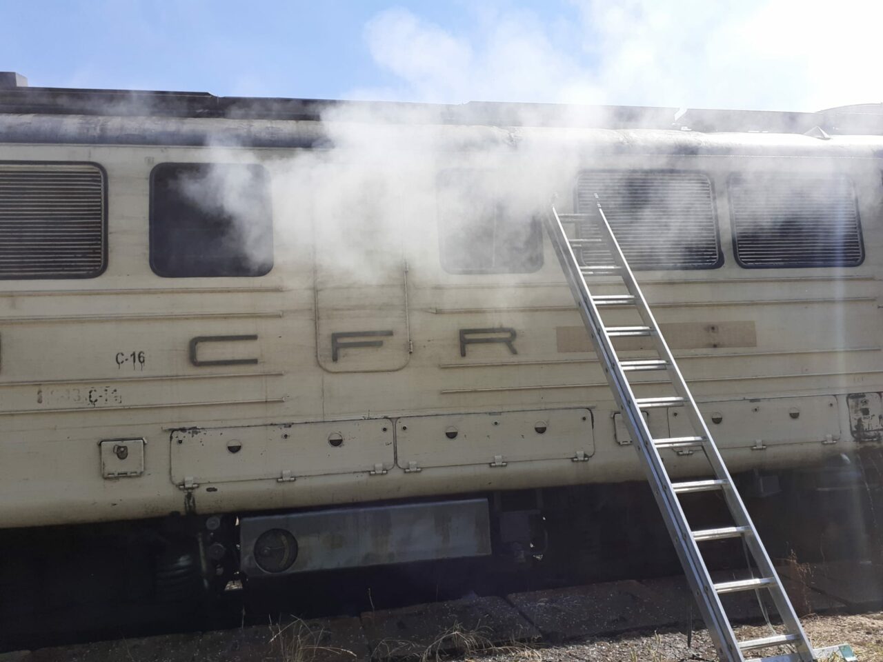 Incendiu la locomotiva unui tren, în gara Slatina Timiș. Toți călătorii, evacuați de urgență