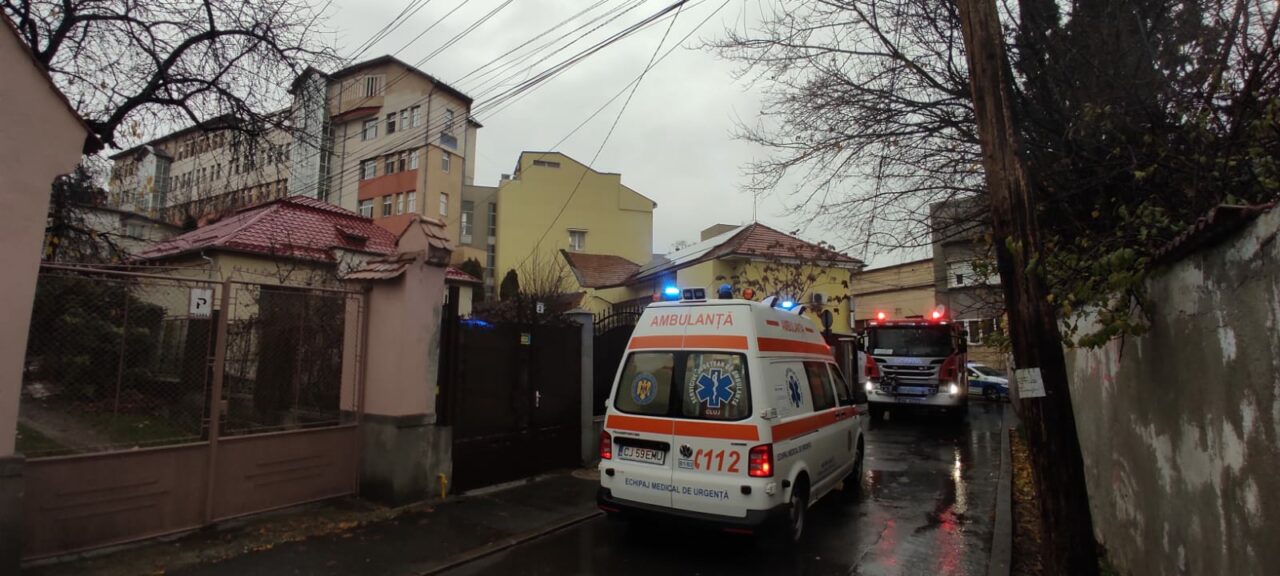 FOTO-VIDEO – Incendiu la Spitalul Clinic de Urgență pentru Copii din Cluj-Napoca. Pacienţii şi aparţinătorii de la etajele 3, 4 şi 5 au fost evacuaţi / A fost activat Planul Roșu
