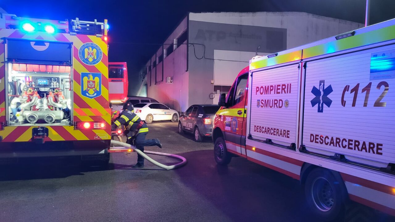 FOTO – Incendiu la un service auto din Constanţa. O mașină a ars în totalitate, iar alte 14 au fost afectate de temperatură și fum
