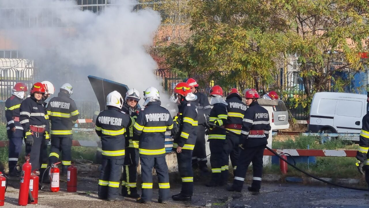 FOTO-VIDEO – Alertă în Târgoviște. Pompierii militari se luptă să stingă un incendiu izbucnit într-un tunel din zona platformei industriale