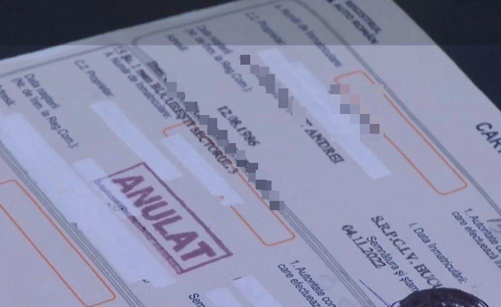 Tânăr din București, șocat când a văzut noua carte de identitate a mașinii sale! Ce gafe au făcut angajații de la Permise