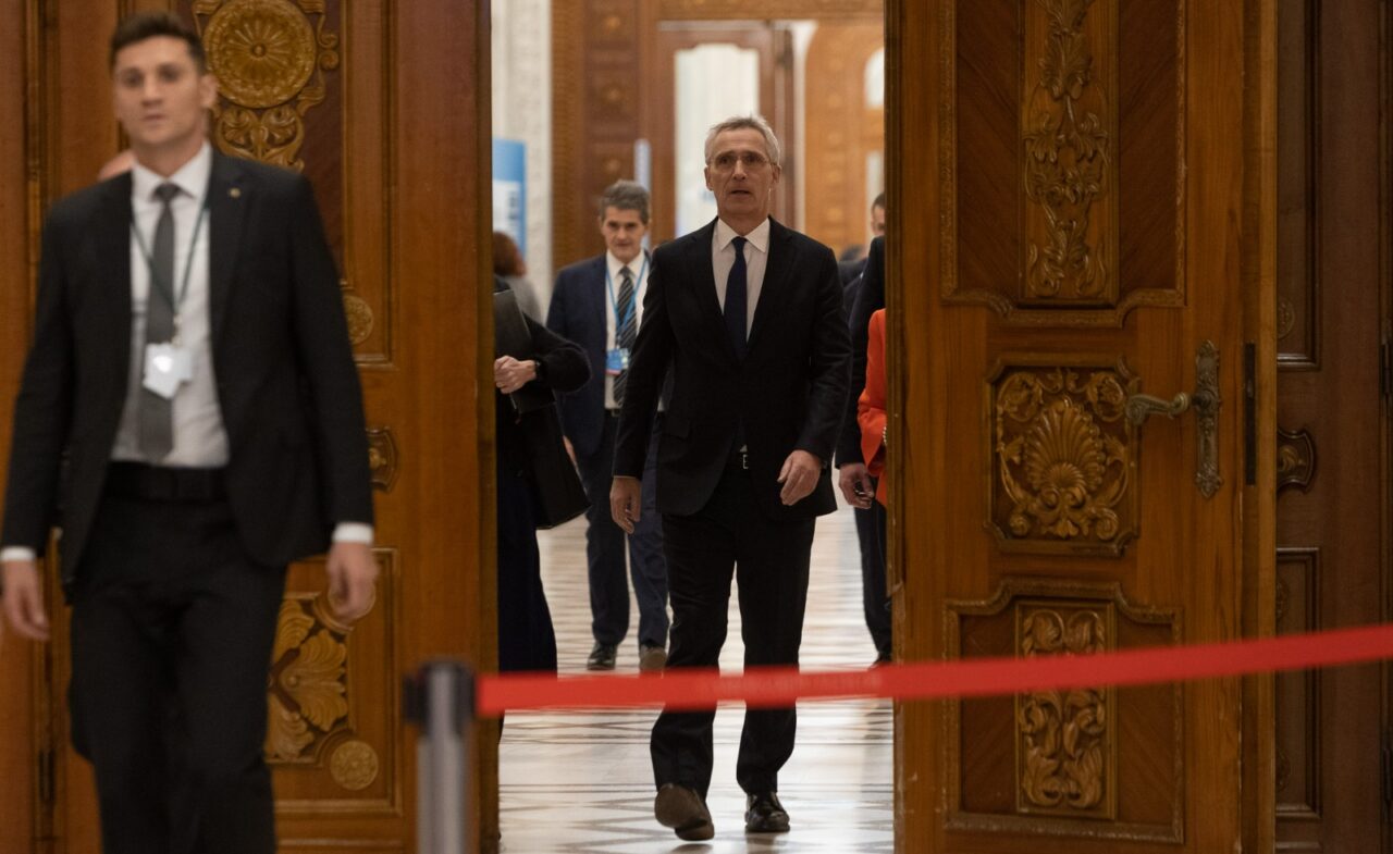 Stoltenberg anunță ce a decis NATO în privința susținerii militare a Ucrainei. Decizia, luată la reuniunea de la București