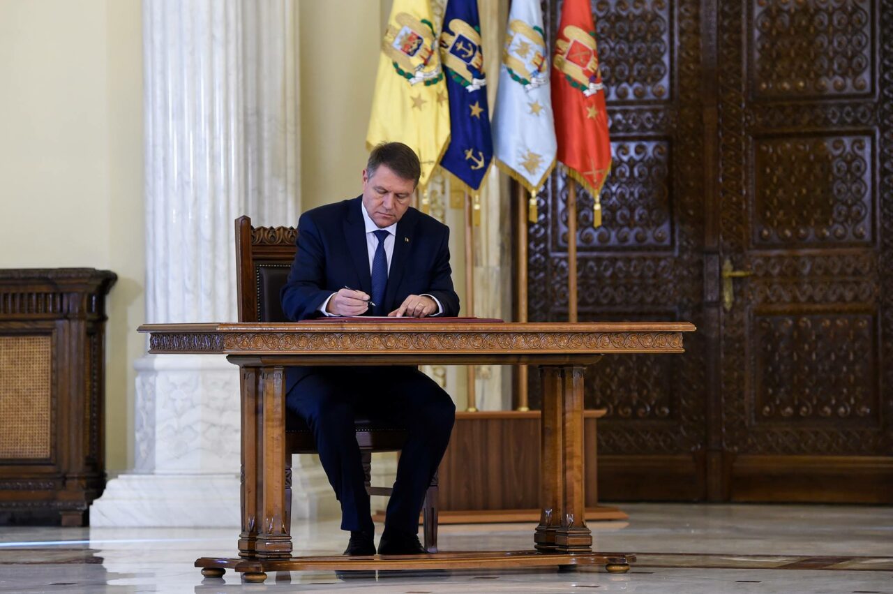 Iohannis a semnat legea: persoanele condamnate definitiv pentru infracţiuni săvârşite cu intenţie nu pot candida în funcţii publice!