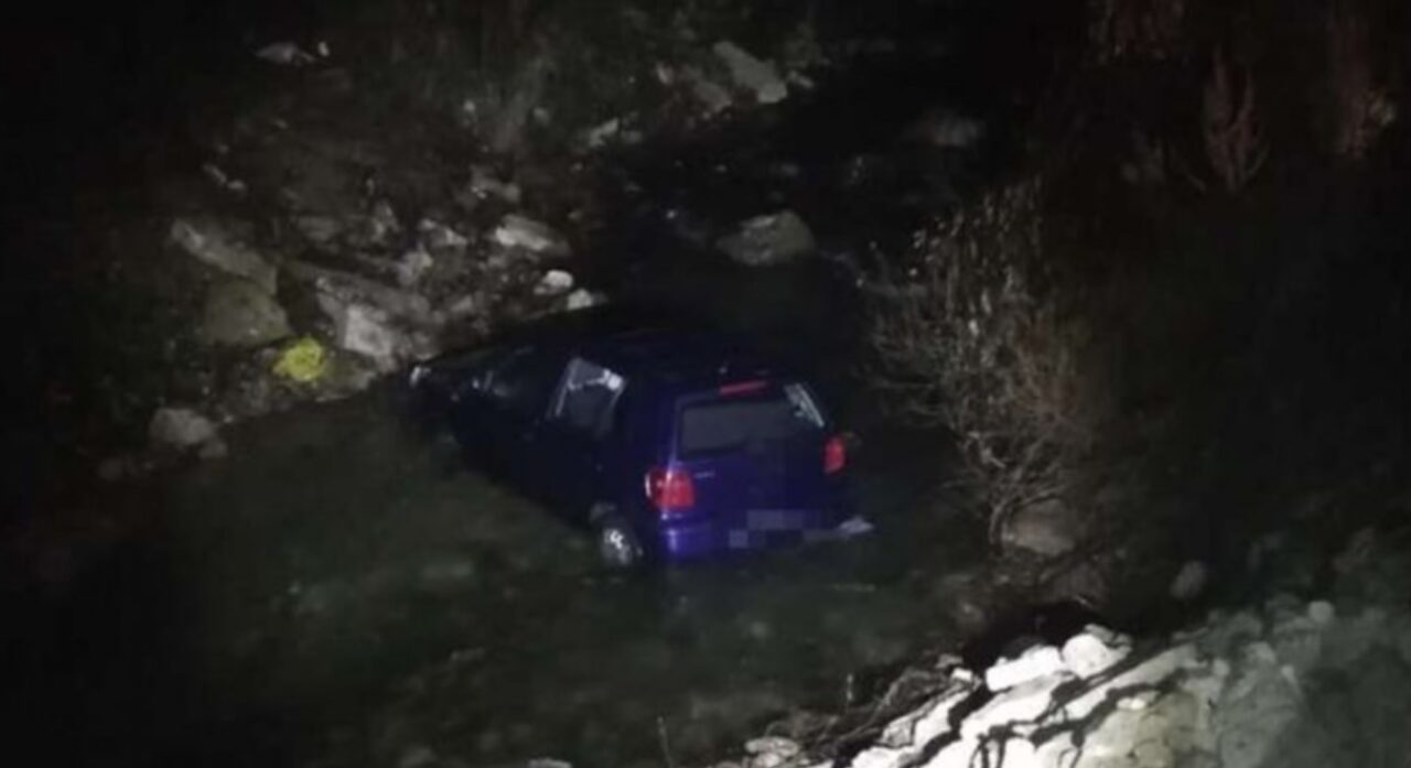Patru femei au ajuns la spital după ce mașina în care se aflau a plonjat în râul Bicaz