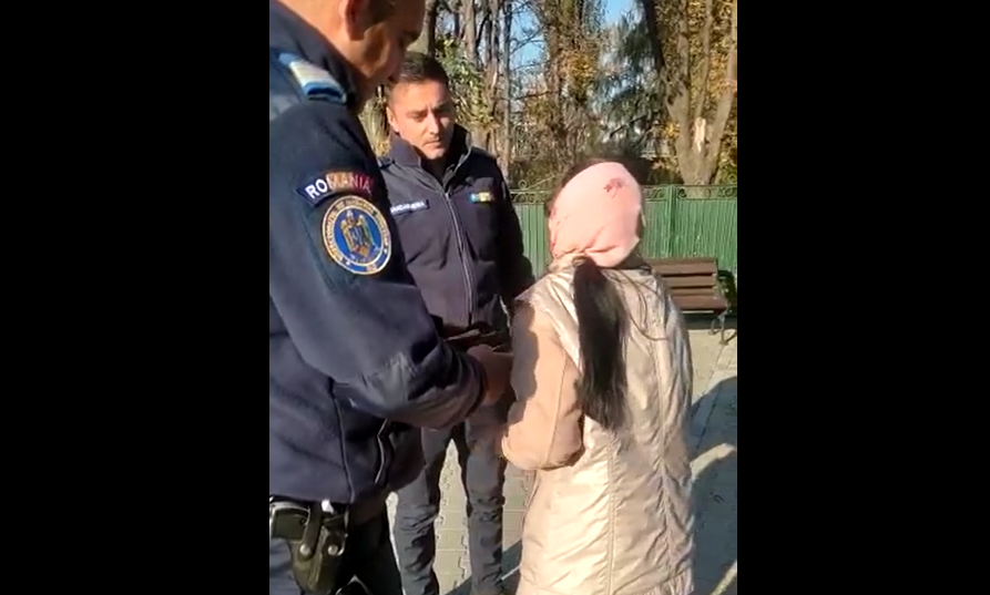 VIDEO | Gestul incredibil făcut de o femeie din Olt, după ce un jandarm i-a înapoiat portofelul pierdut. În el avea doar 16 lei și câteva documente