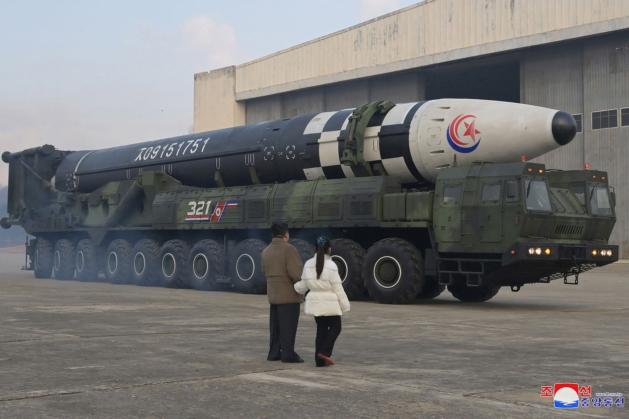 FOTO | Kim Jong-un a apărut alături de fiica și soția sa la lansarea ultimei rachete nord-coreene