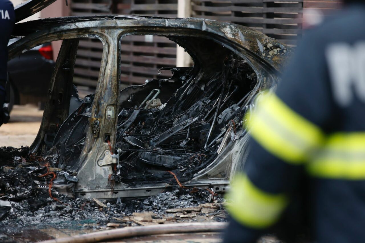 UPDATE: FOTO-VIDEO – Incendiu puternic într-un cartier exclusivist al Capitalei. Un Mercedes a luat foc, iar flăcările s-au extins la o altă mașină și la un bloc / Ultima revizie a fost făcută acum trei zile / Mașina a fost cumpărată de la finul lui Remus Truică în august