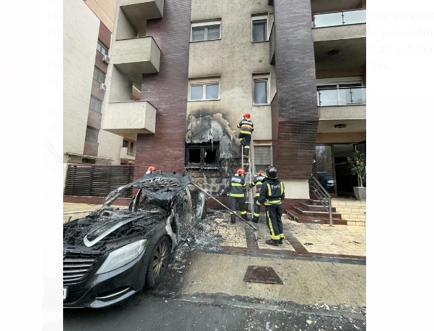 VIDEO – Incendiu puternic într-un cartier exclusivist al Capitalei. Un Mercedes a luat foc, iar flăcările s-au extins și la blocul lângă care era parcată / Șapte persoane au fost evacuate