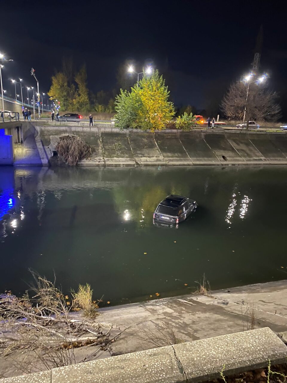 FOTO VIDEO | Un șofer a căzut cu mașina în apă pe Splaiul Unirii din București. Starea bărbatului este bună. El a suferit o ușoară hipotermie