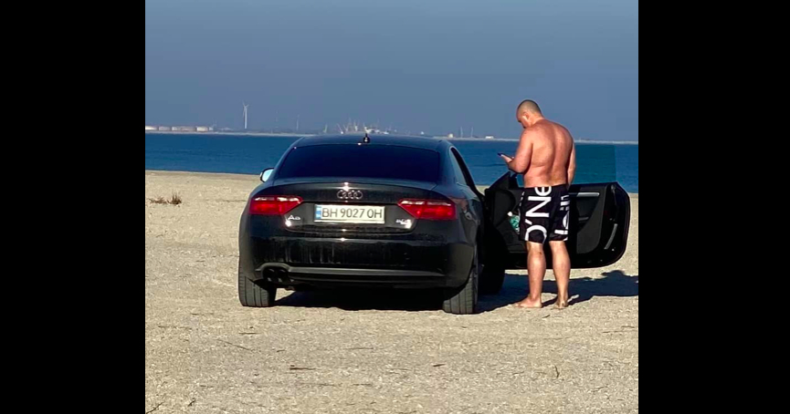 Mașină de lux cu numere de Ucraina, parcată pe o plajă din Mamaia. Constănțenii s-au întrecut în glume, pe rețelele de socializare: „N-a ajuns vaporul în port și a adus grâul cu Audi”