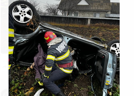 FOTO – Grav accident de circulație în Neamț. Doi bărbați au murit după ce s-au răsturnat cu mașina / Poliția face verificări pentru a afla cine sunt victimele