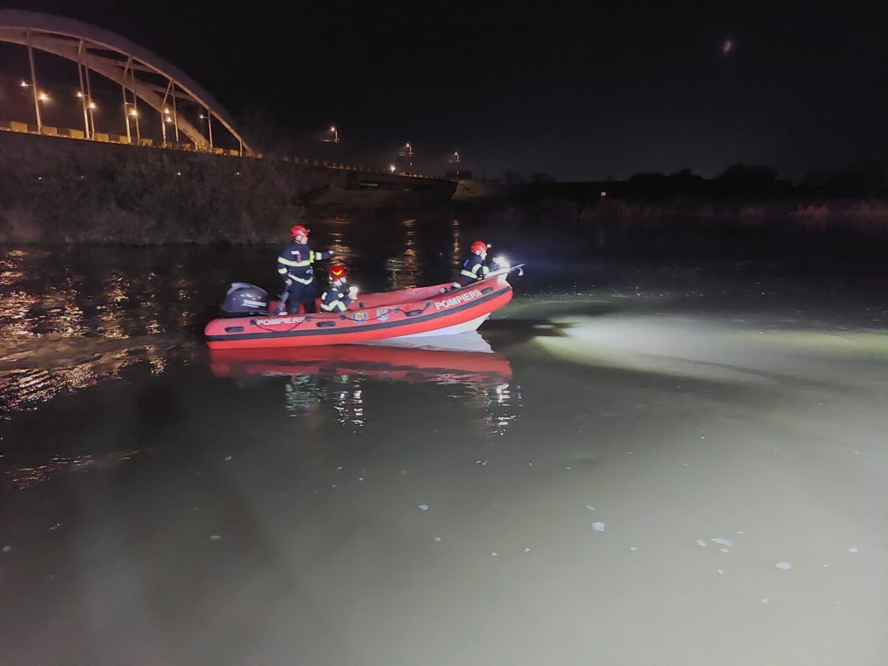 FOTO-VIDEO | Pompierii caută un minor de 15 ani căzut în râul Mureș, în zona unui ponton din Alba Iulia