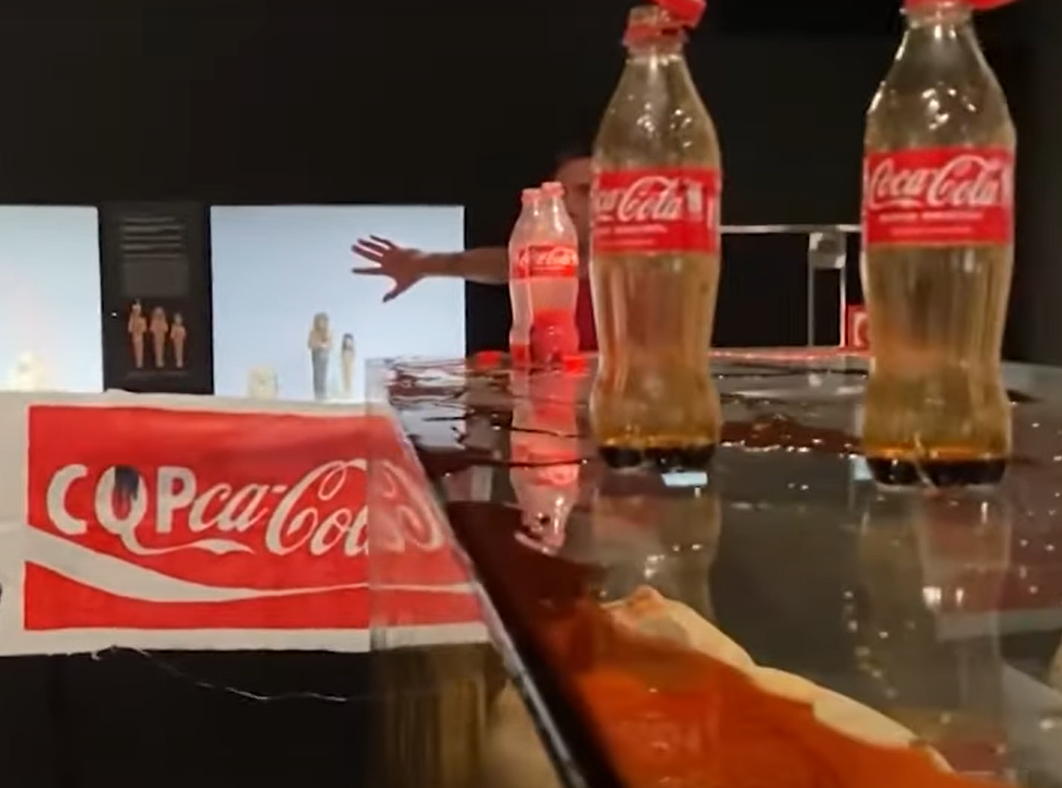 Un nou protest extrem la un muzeu din Spania. Doi activiști de mediu au stropit cu Coca-Cola o mumie egipteană