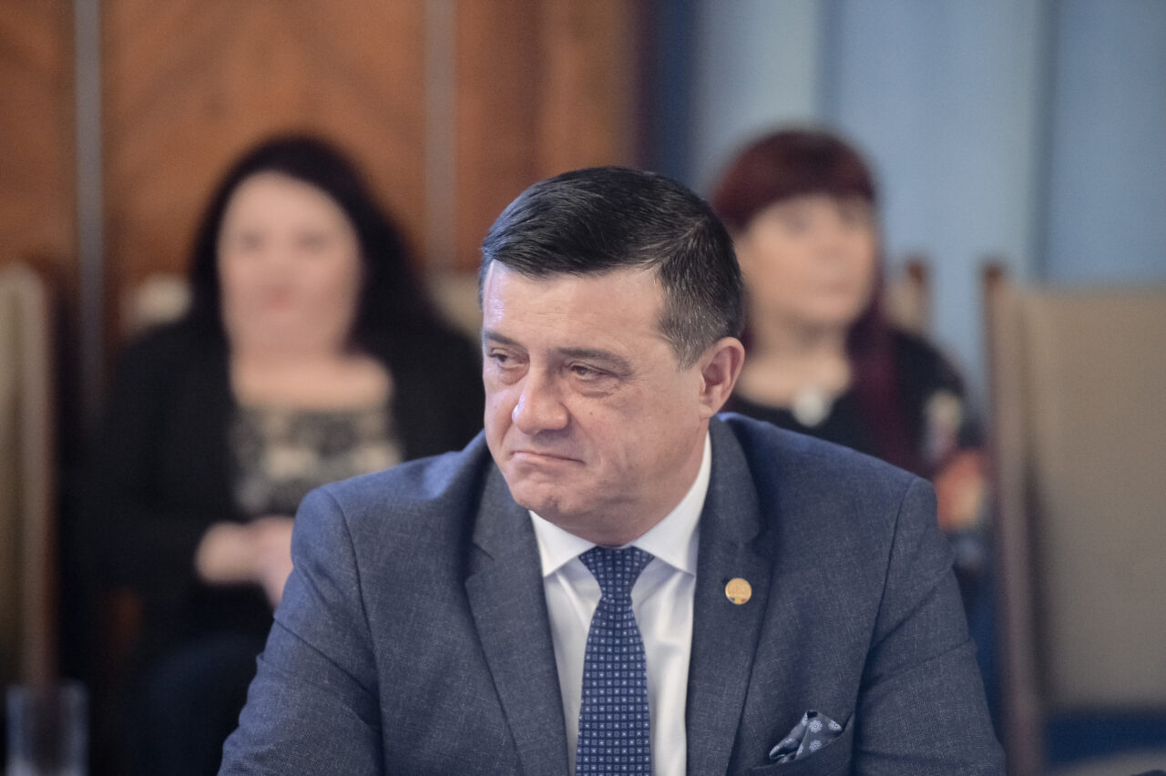 Niculae Bădălău a fost revocat de Parlament din funcția de consilier al Curții de Conturi. Fostul parlamentar PSD a fost arestat arestat preventiv pentru dare de mită