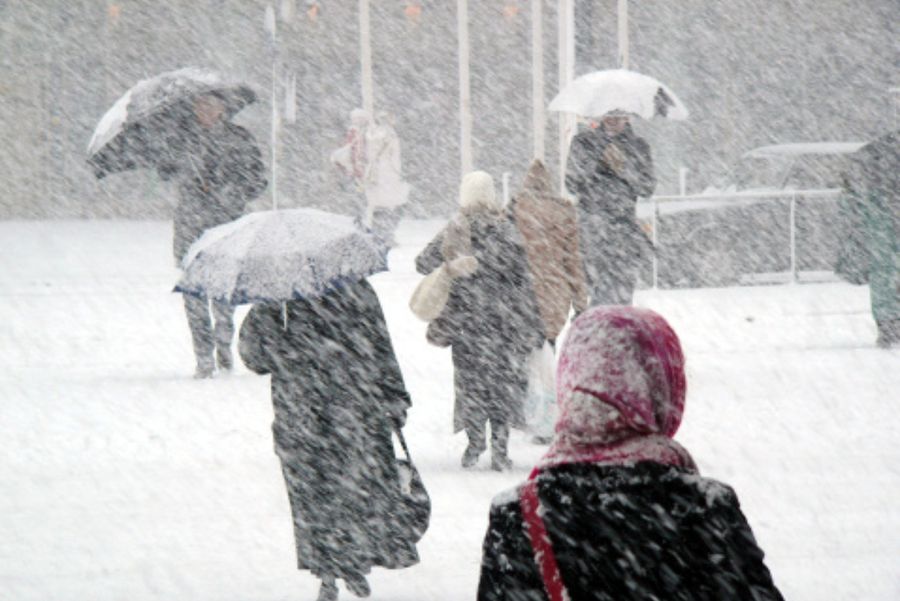 METEO | Se strică vremea: Coduri galben și portocaliu de ninsori, viscol și vânt puternic până duminică seară, în cea mai mare parte a României / Cum va fi vremea în București – HARTĂ