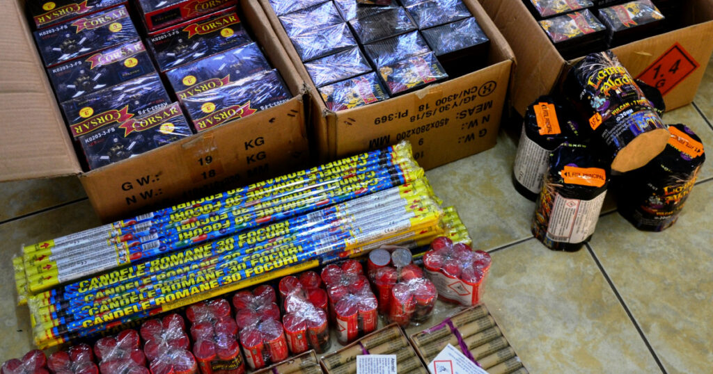 Un elev din Baia Mare a comandat online 15 kilograme de artificii și petarde. Copilul a cerut livrarea coletului la școală