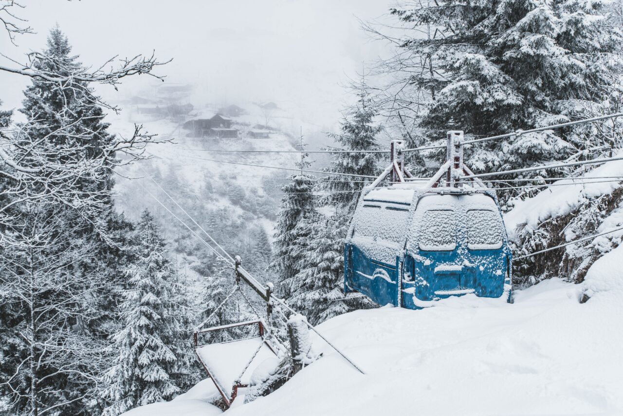 VIDEO | Ninge în România! La munte, stratul măsoară deja câțiva centimetri