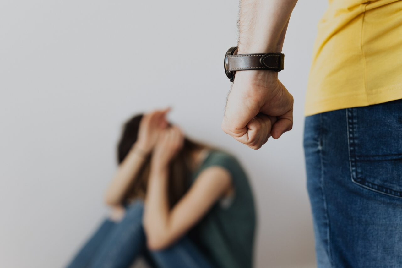 Femeie sechestrată şi violată chiar de către iubitul ei. Poliția a intervenit de urgență