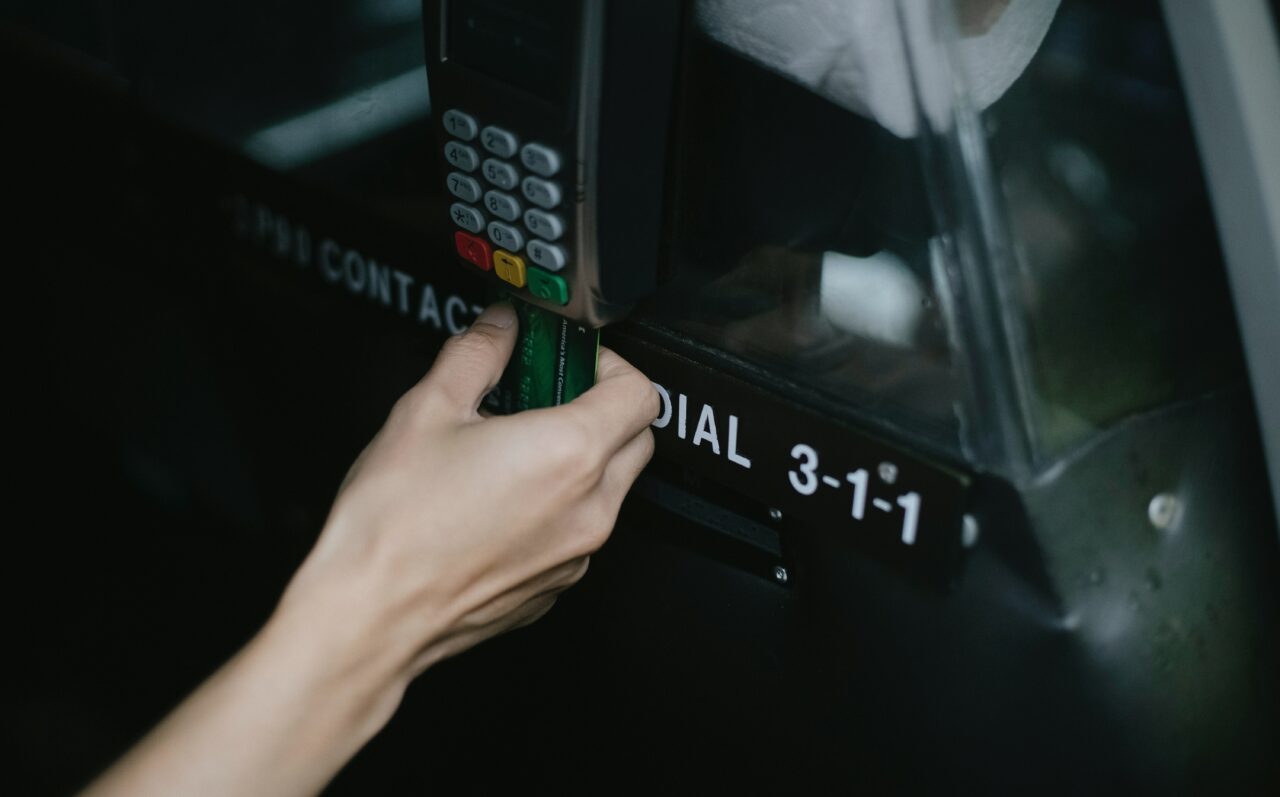 Pagubă de sute de mii de euro după ce o angajată a unei bănci a golit conturile clienților