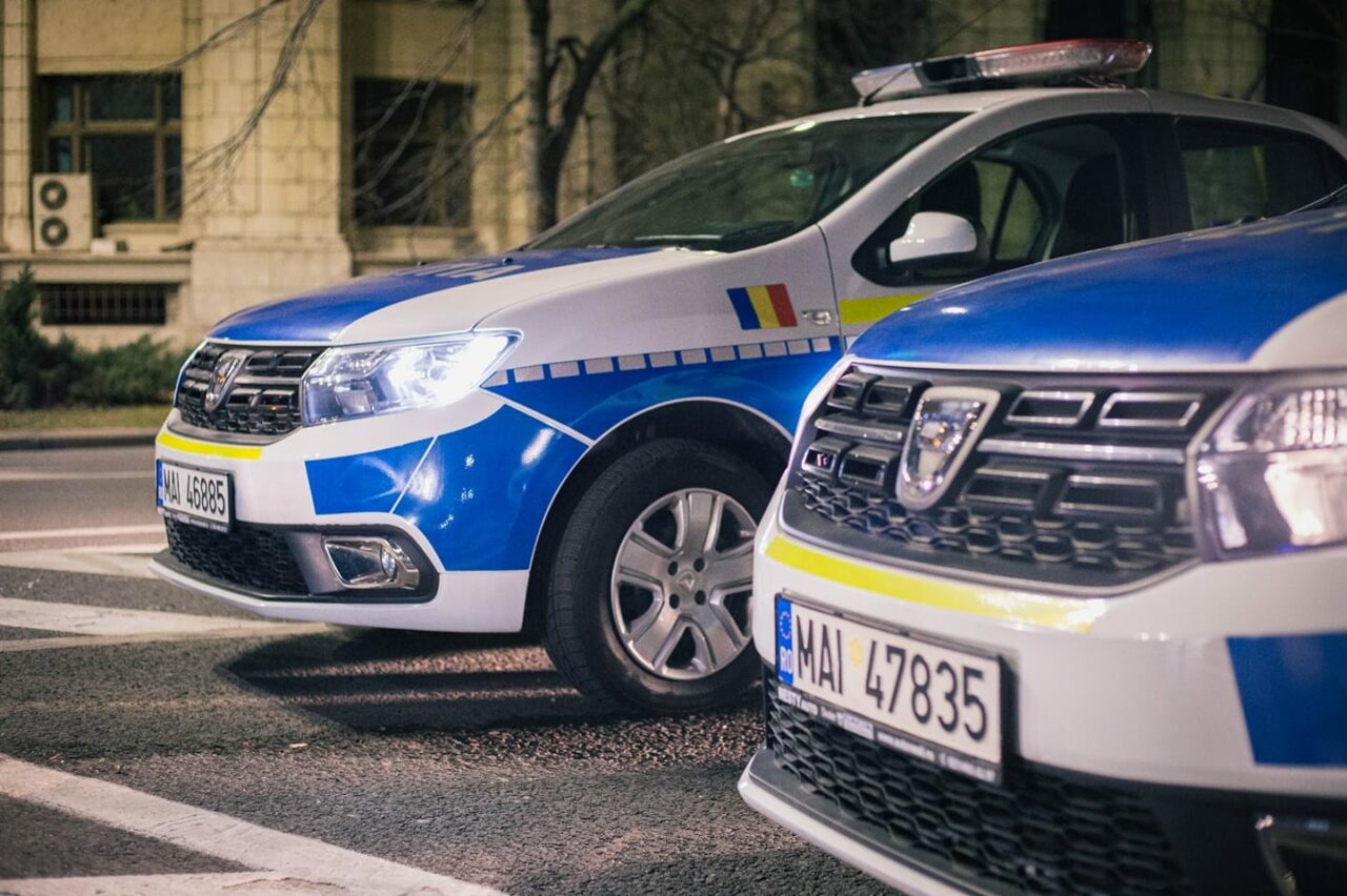 O elevă de 15 ani s-a ales cu dosar penal după ce a snopit în bătaie o adolescentă în curtea liceului