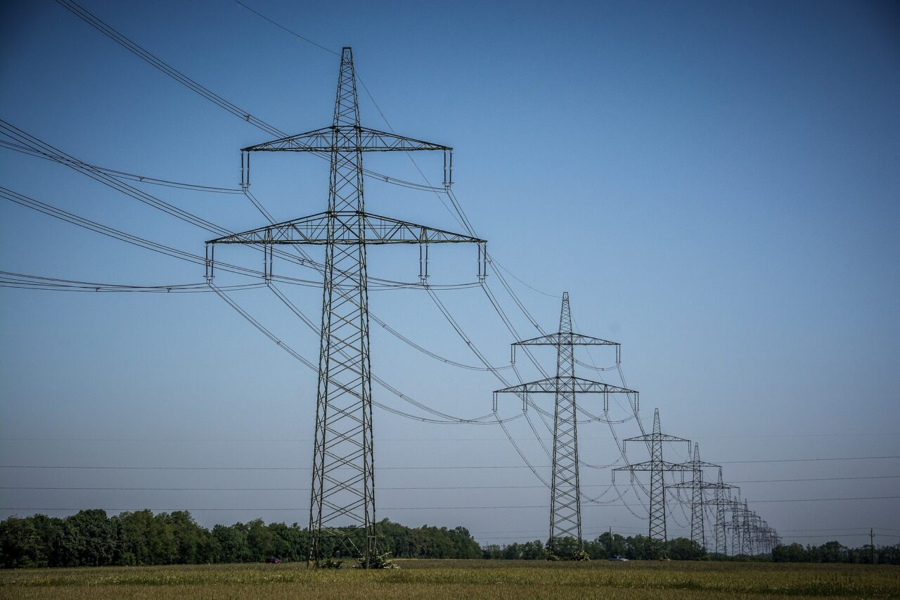 Distribuitorii de energie electrică sunt obligați să ofere COMPENSAȚII pentru întreruperile constante de curent