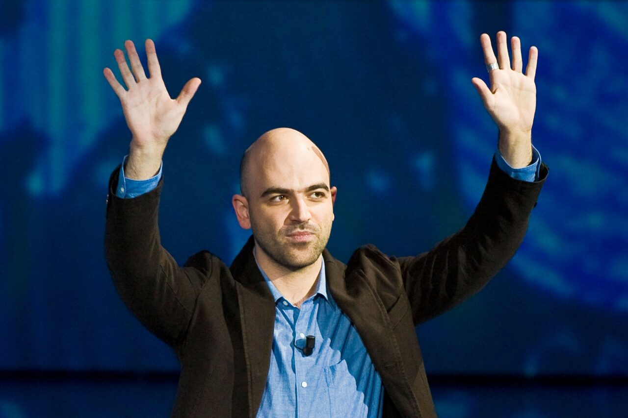 Roberto Saviano, scriitorul antimafia care trăiește sub escortă, judecat pentru insultarea premierului Italiei