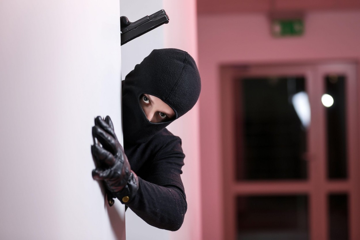 După ce au greșit casa pe care voiau să o jefuiască, 4 hoți și-au cerut scuze, au pus lucrurile la loc și au făcut curat