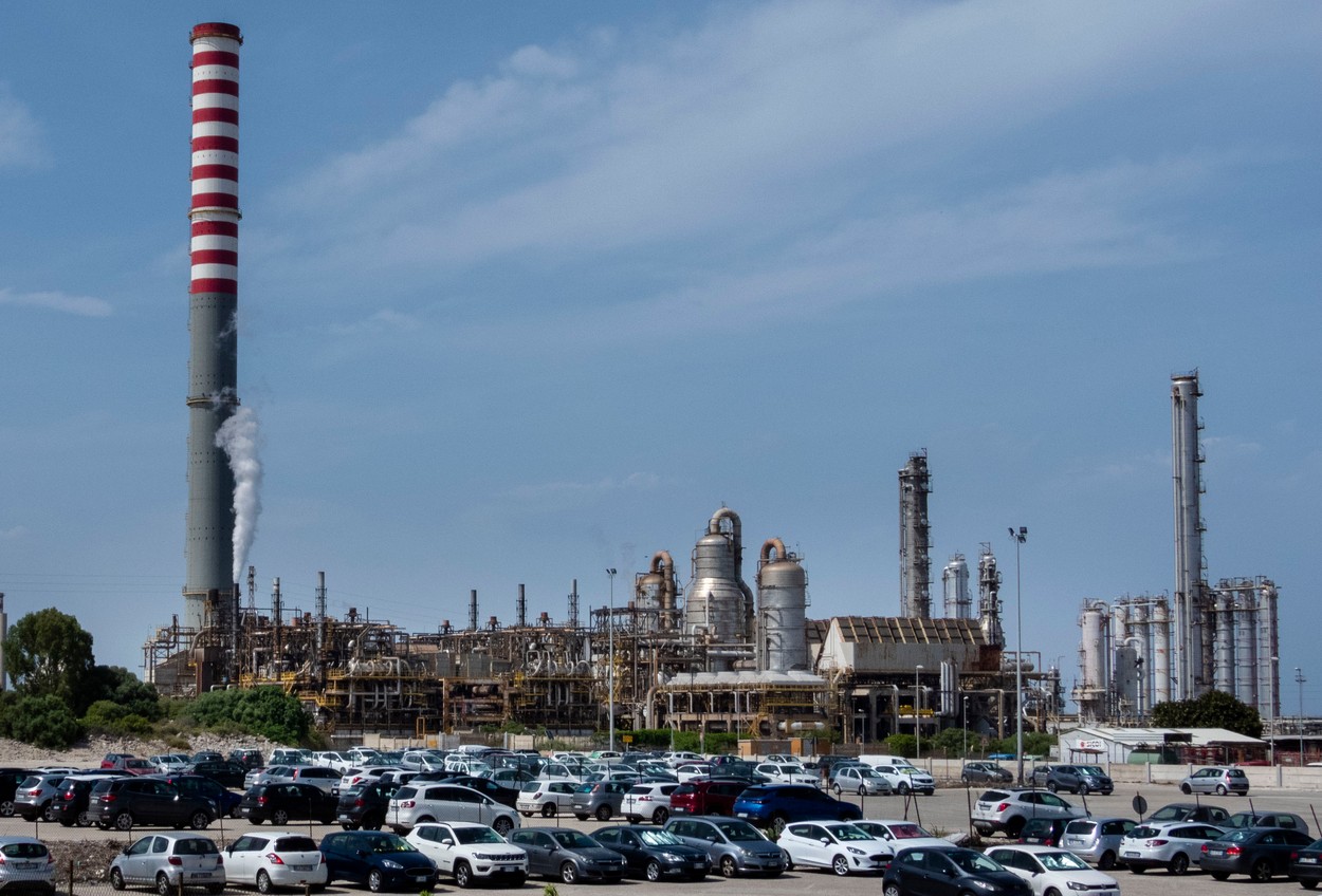 Italia: Guvernul va supraveghea vânzarea rafinăriei LukOil din Sicilia. Care este motivul