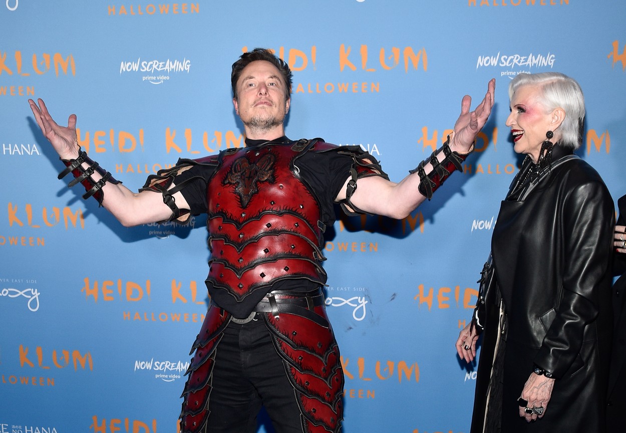 Elon Musk a fost de Halloween la petrecerea lui Heidi Klum, îmbrăcat într-un costum de 7.500 de dolari (GALERIE FOTO)