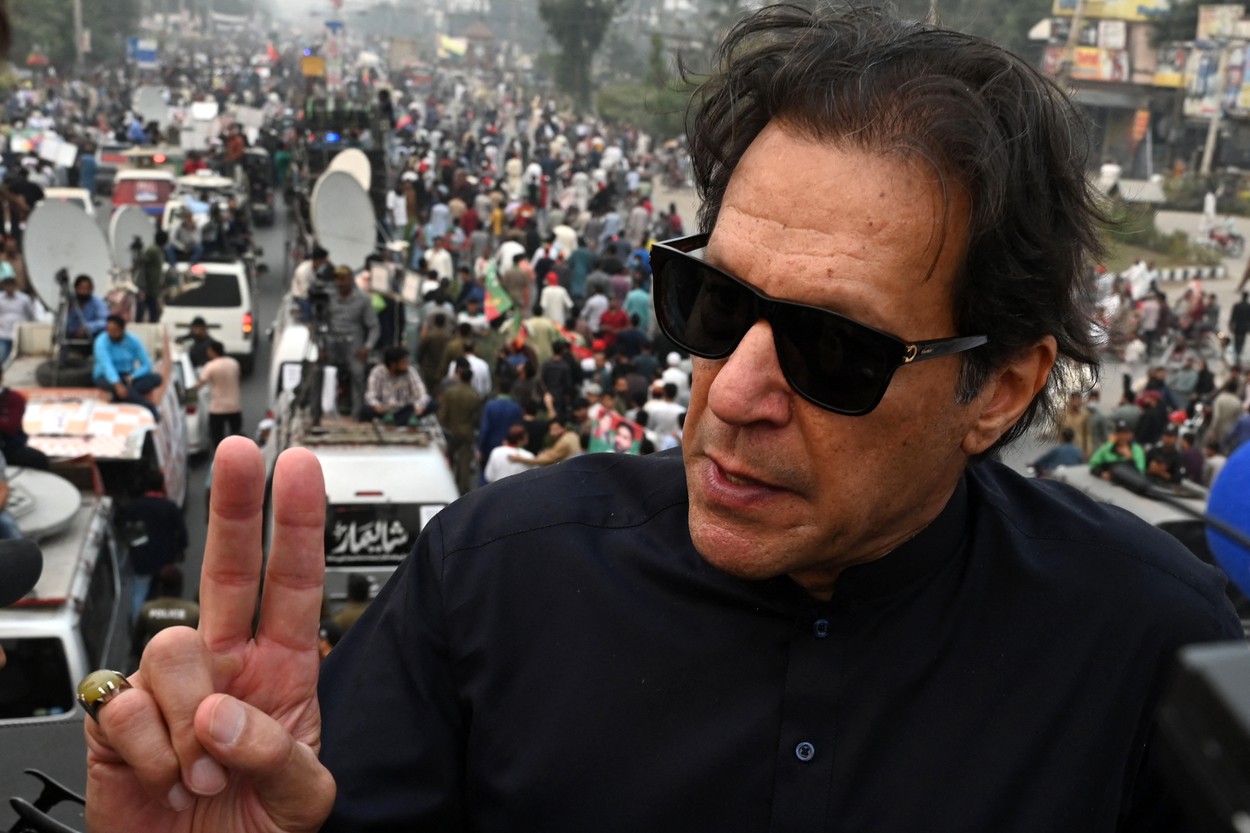 Imran Khan, victima unei tentative de asasinat. Fostul premier al Pakistanului ar fi fost împușcat în timpul unui marș