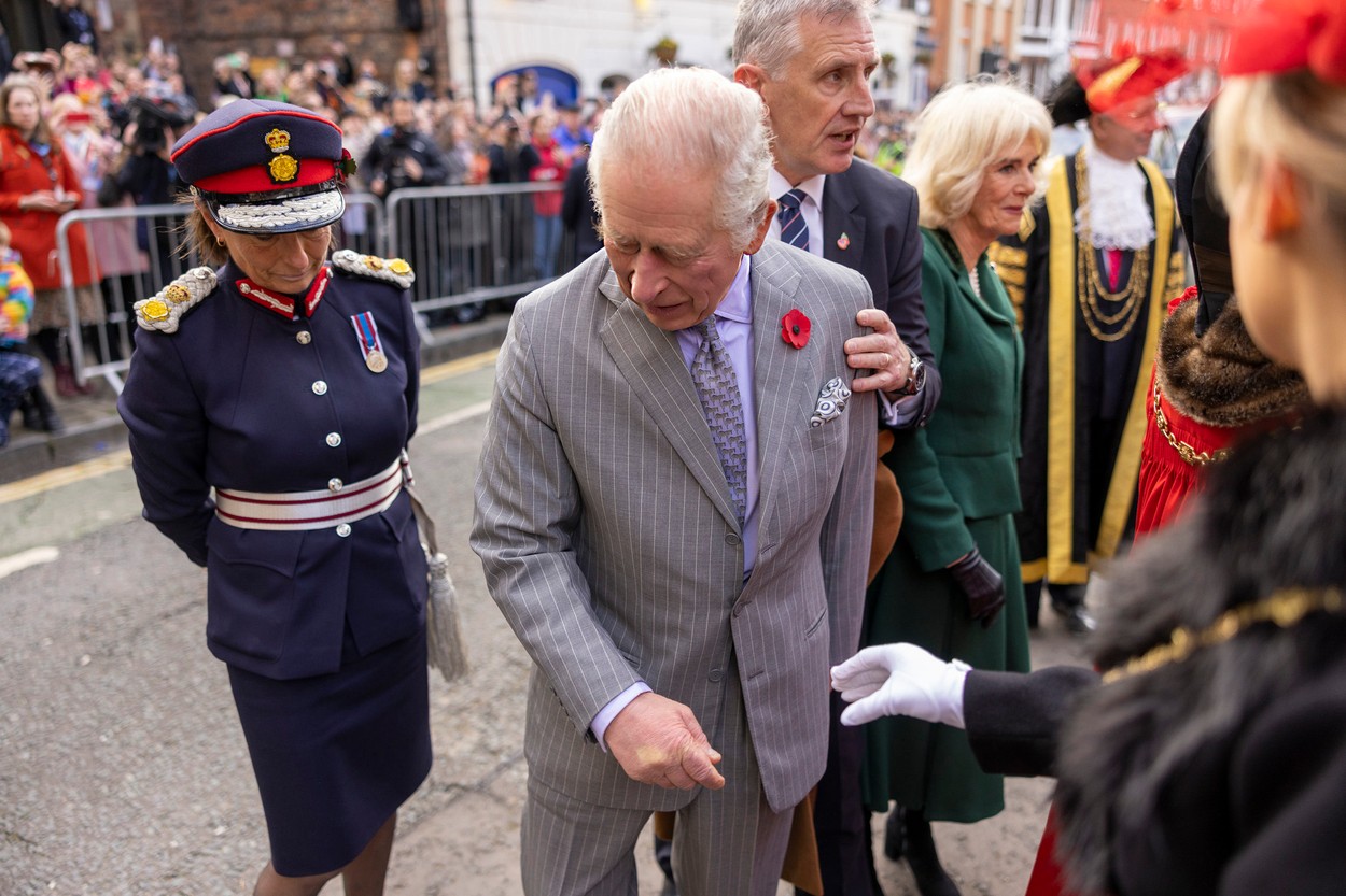 VIDEO | Un protestatar a aruncat cu ouă spre regele Charles şi regina consoartă Camilla