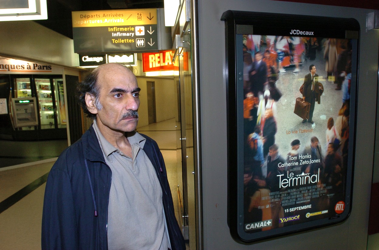 A murit iranianul care a locuit timp de 18 ani în Aeroportul Charles de Gaulle. Viața lui a inspirat filmul „The Terminal”, cu Tom Hanks