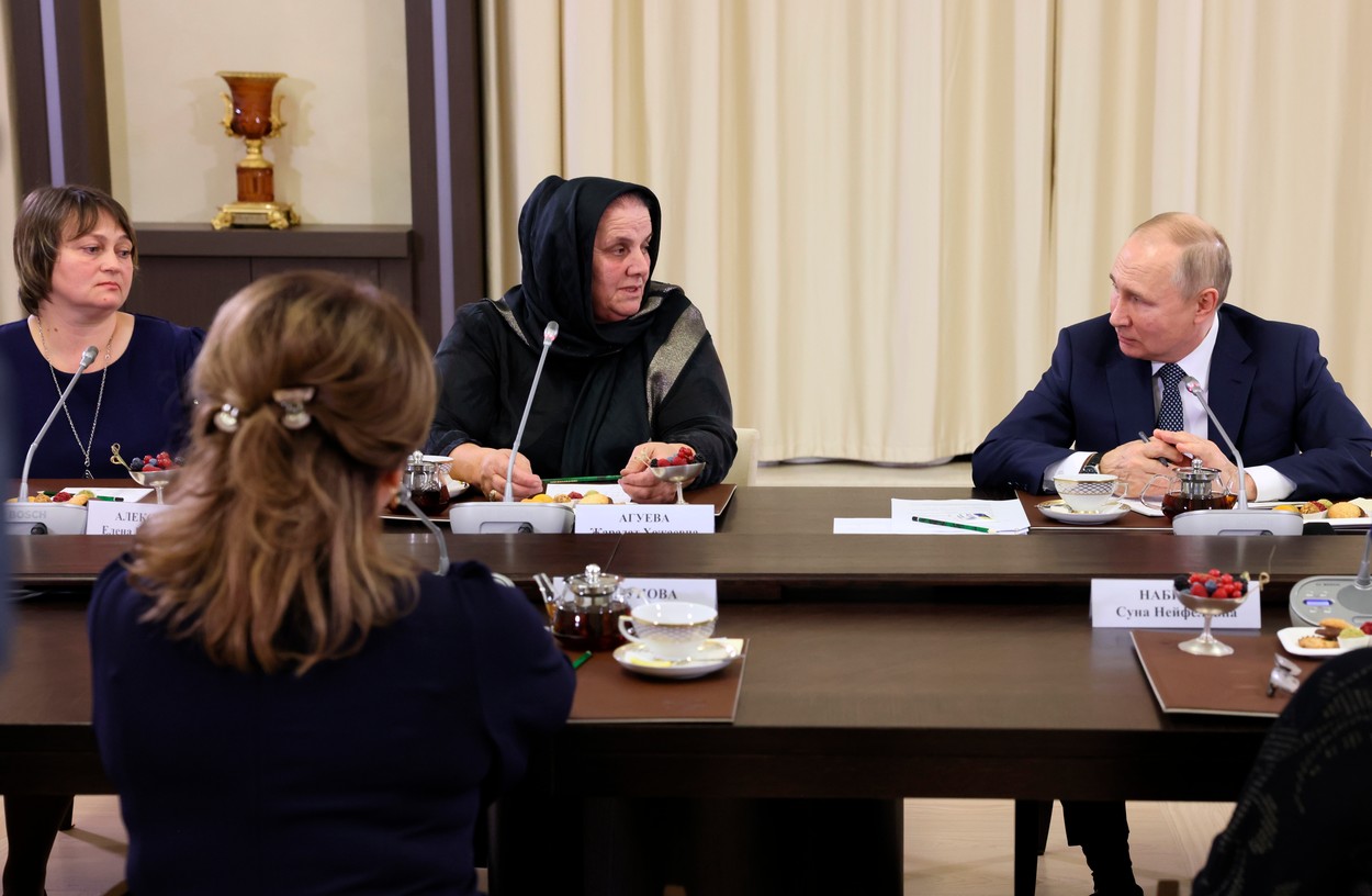 Ziua Mamei în Rusia | Vladimir Putin, întâlnire cu ”mamele de buzunar”: ”O selecție atentă, au fost invitate doar femei care au conexiuni cu guvernul”