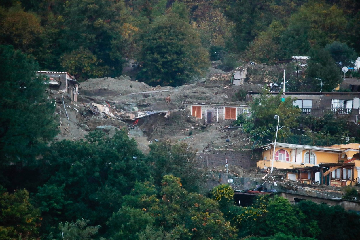 FOTO | Alunecare de teren pe insula italiană Ischia, după o serie de ploi torențiale. Opt oameni au murit și alți 13 sunt dați dispăruți