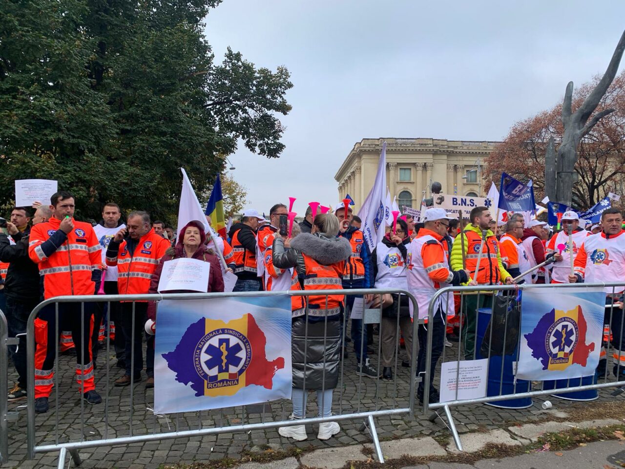 UPDATE: Ambulanțierii protestează marți în Capitală. Ei acuză sabotarea serviciilor publice de ambulanţă de către Departamentul pentru Situaţii de Urgenţă / Reacția lui Raed Arafat: „Este denigrator și fals” (FOTO-VIDEO)