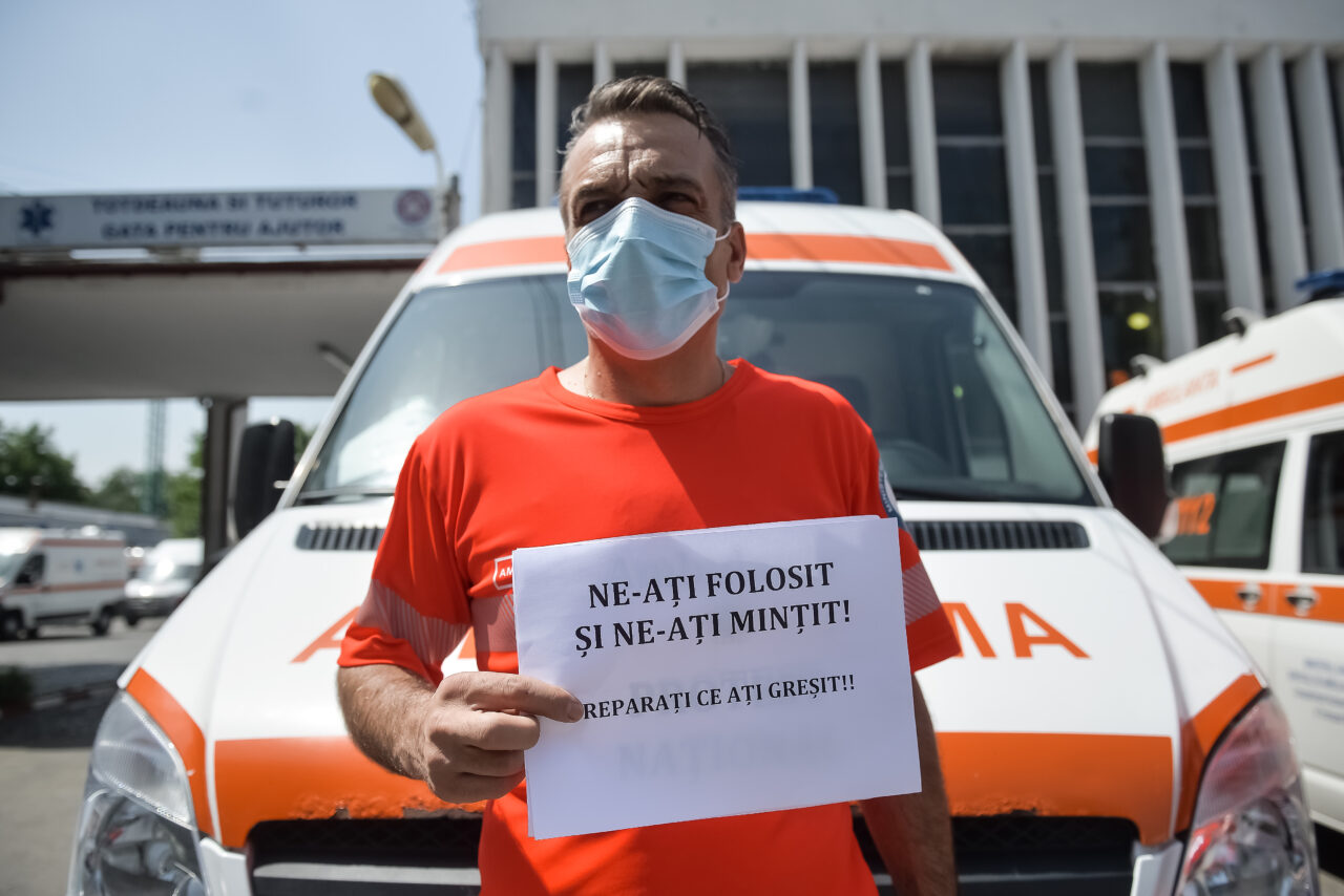 Ambulanțierii organizează marți un protest în Capitală. Ei acuză sabotarea serviciilor publice de ambulanţă de către Departamentul pentru Situaţii de Urgenţă / Reacția lui Raed Arafat: „Este denigrator și fals”