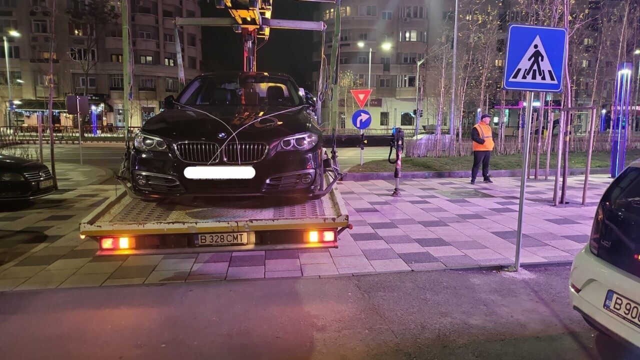 Lege promulgată: Poliţia Rutieră poate dispune ridicarea vehiculelor staţionate neregulamentar