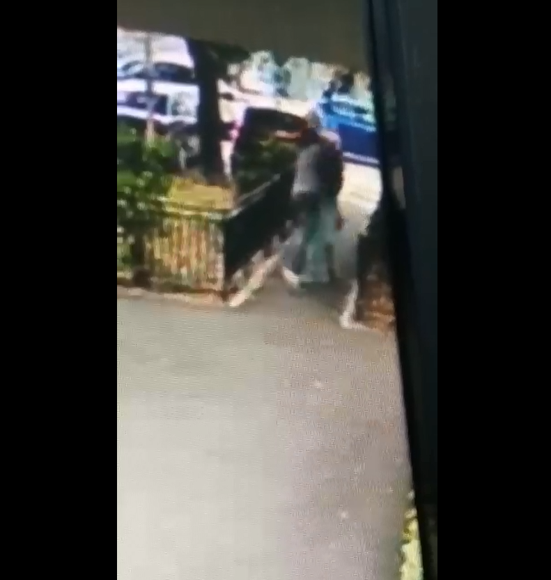 VIDEO | Femeie lovită cu pumnul în față de un vecin furios în fața blocului în Capitală. Cei doi s-au luat la harță pe locul de parcare