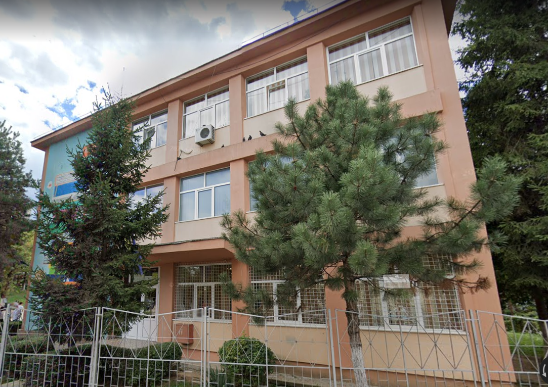 Elev de 14 ani din Pitești, bătut și umilit de mai mulți colegi după ieșirea de la ore. De la ce a pornit scandalul