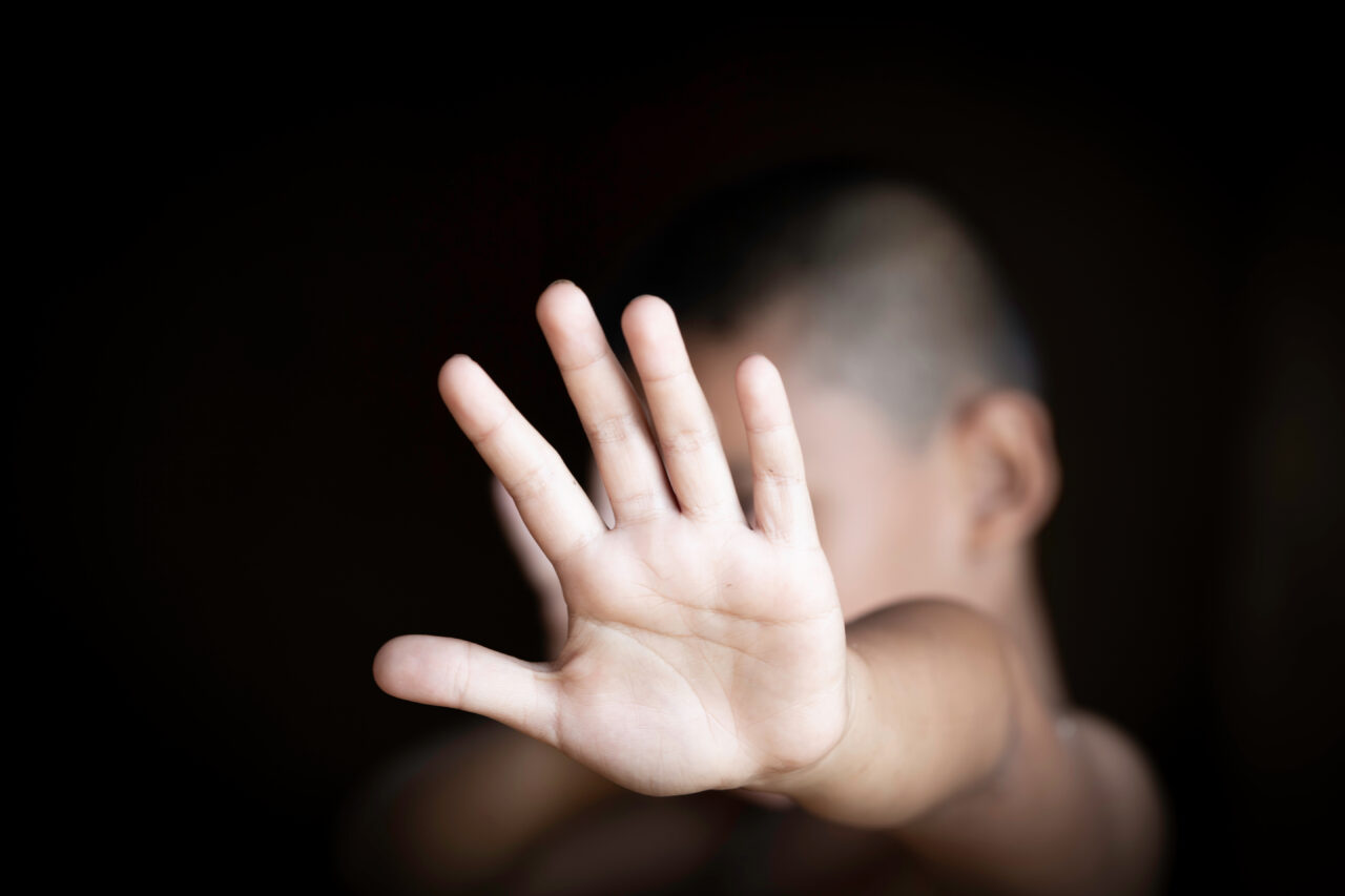 Învățător din Alba, acuzat că ar fi violent cu copiii în timpul orelor