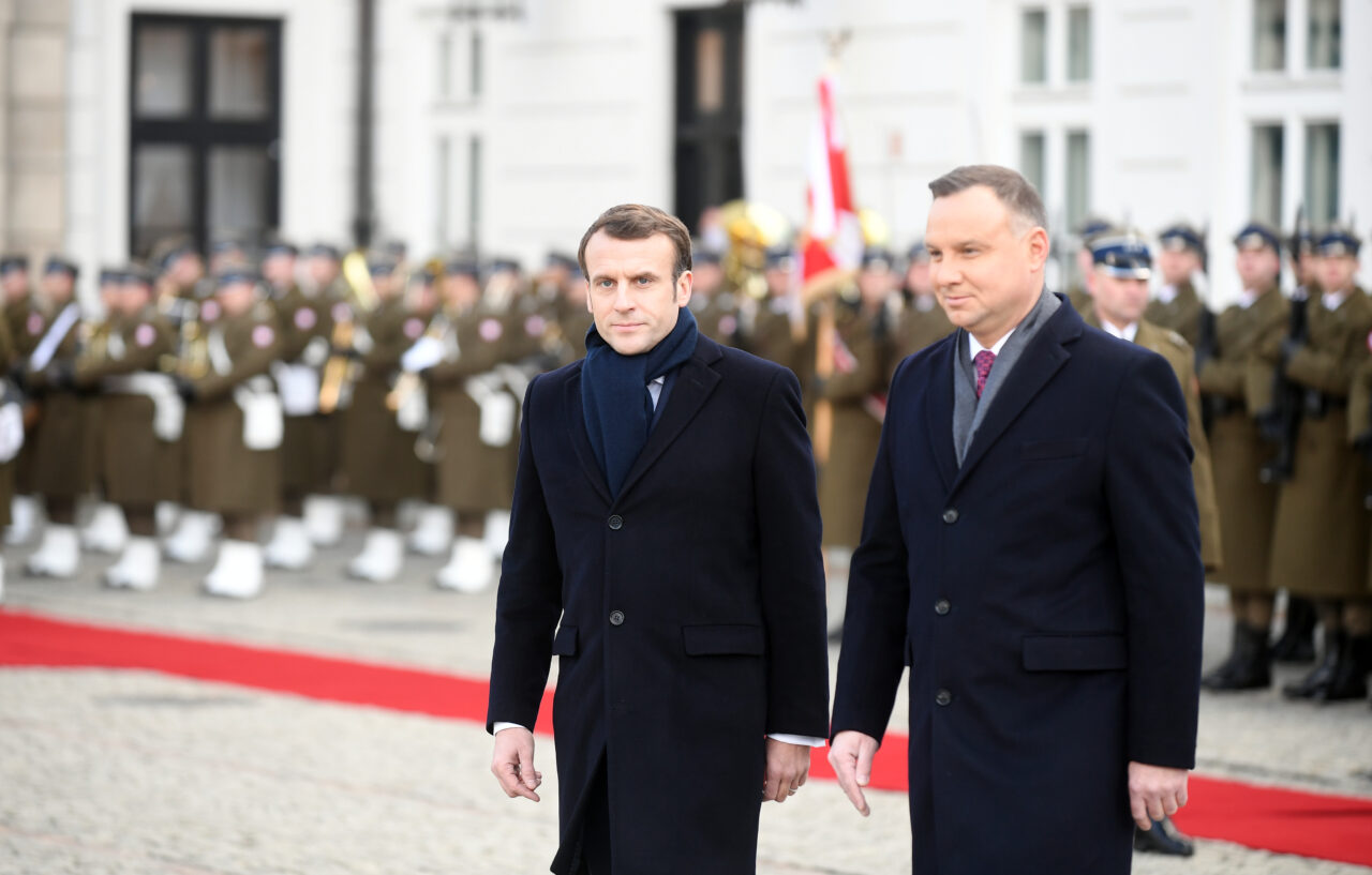 Un farsor rus s-a dat drept Emmanuel Macron și a vorbit cu Andrzej Duda, după exploziile din Polonia. Ce a vorbit „președintele francez” cu liderul de la Varșovia