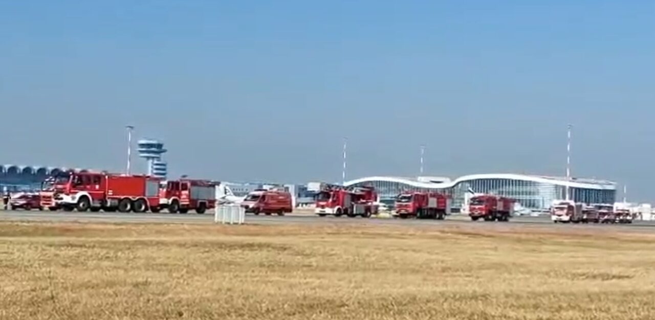 VIDEO – Simularea de intervenţie în cazul unui incendiu la bordul unui avion, joi, pe Aeroportul Otopeni
