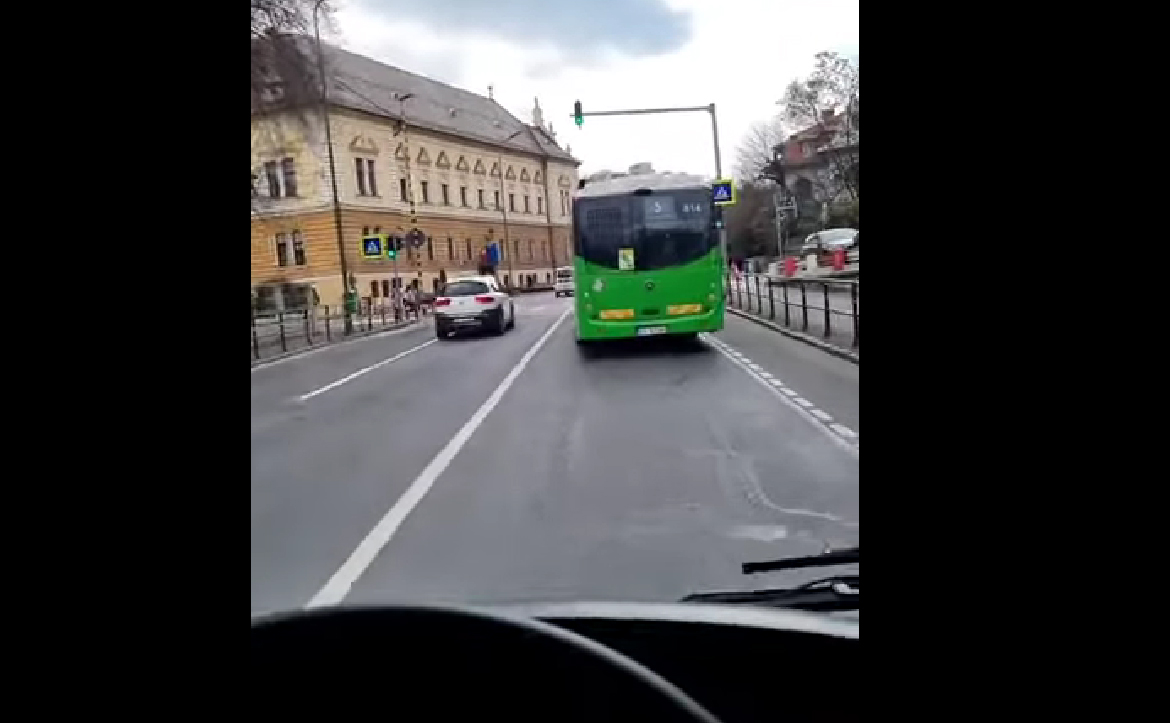VIDEO | Un șofer de autobuz din Brașov a ajuns în vizorul poliției, după ce s-a filmat pe Tik Tok în timp ce conducea