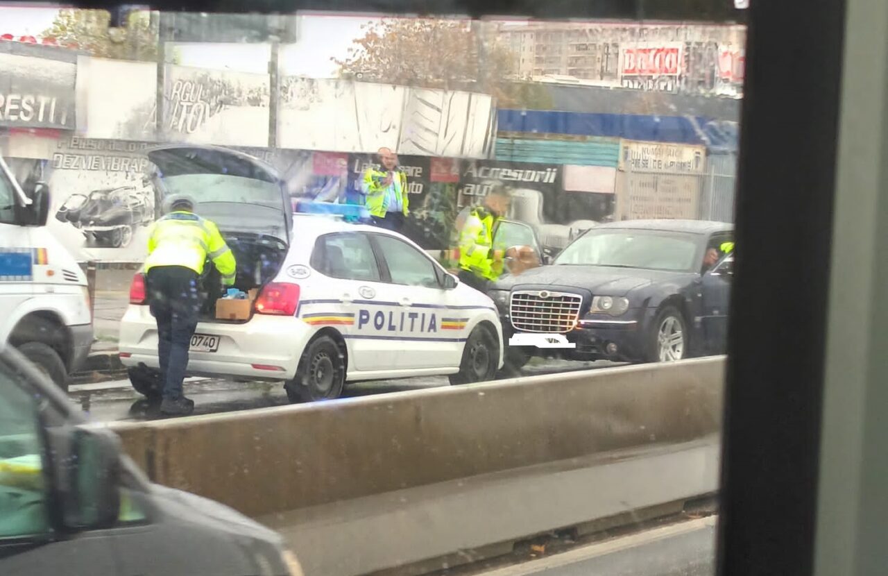 FOTO-VIDEO | Un nou „bombardier” pe străzile din București. Șoferul beat și fără permis al unui Chrysler nu a oprit la semnalul Poliției și apoi s-a baricadat în mașină. Imagini din timpul intervenției
