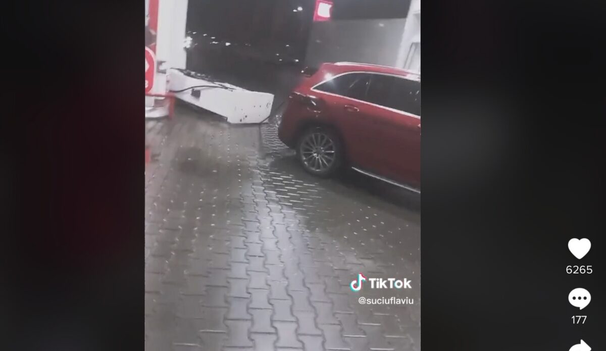 O șoferiță cu un Mercedes a plecat din benzinărie cu tot cu pompa de alimentare! Incidentul s-a petrecut la o benzinărie din Ploiești