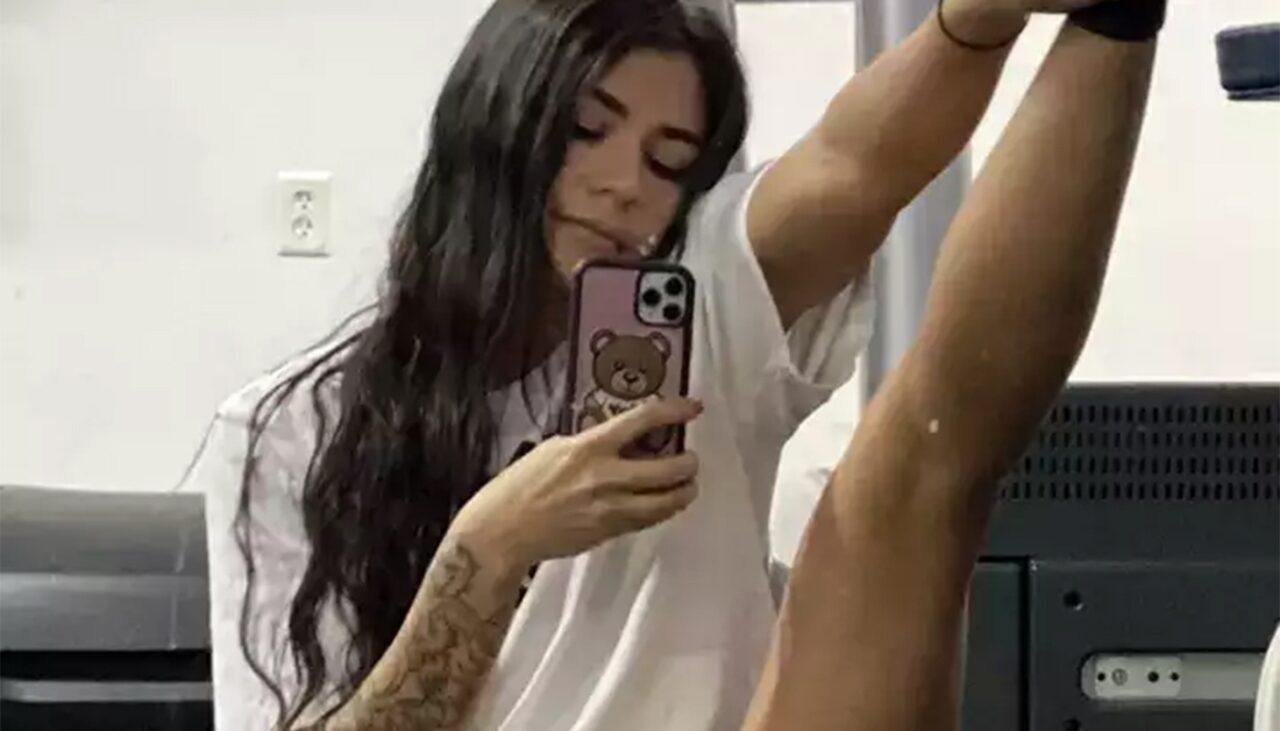 Tânăra din imagine a fost dată afară dintr-o sală de fitness, din cauza pantalonilor. Cum venise îmbrăcată, de fapt
